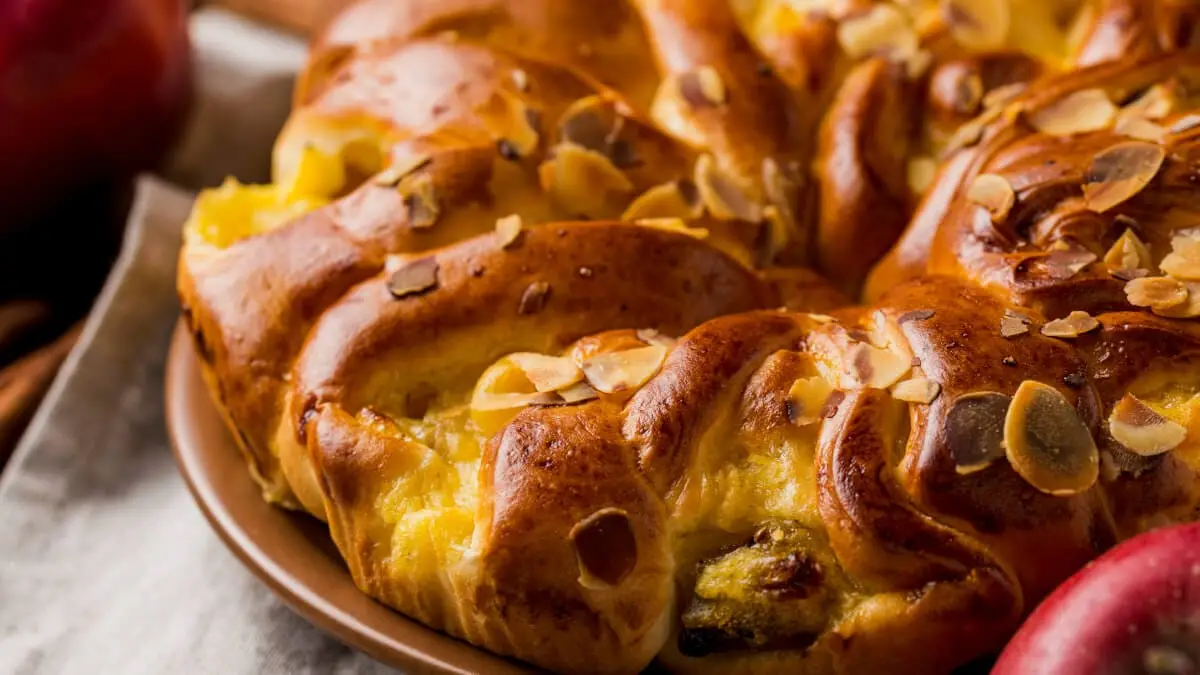 Så bakar du saffransbullar på flera sätt